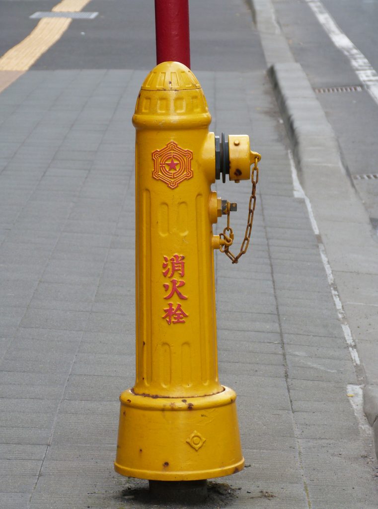 Bouche d'incendie jaune de la ville de Sapporo