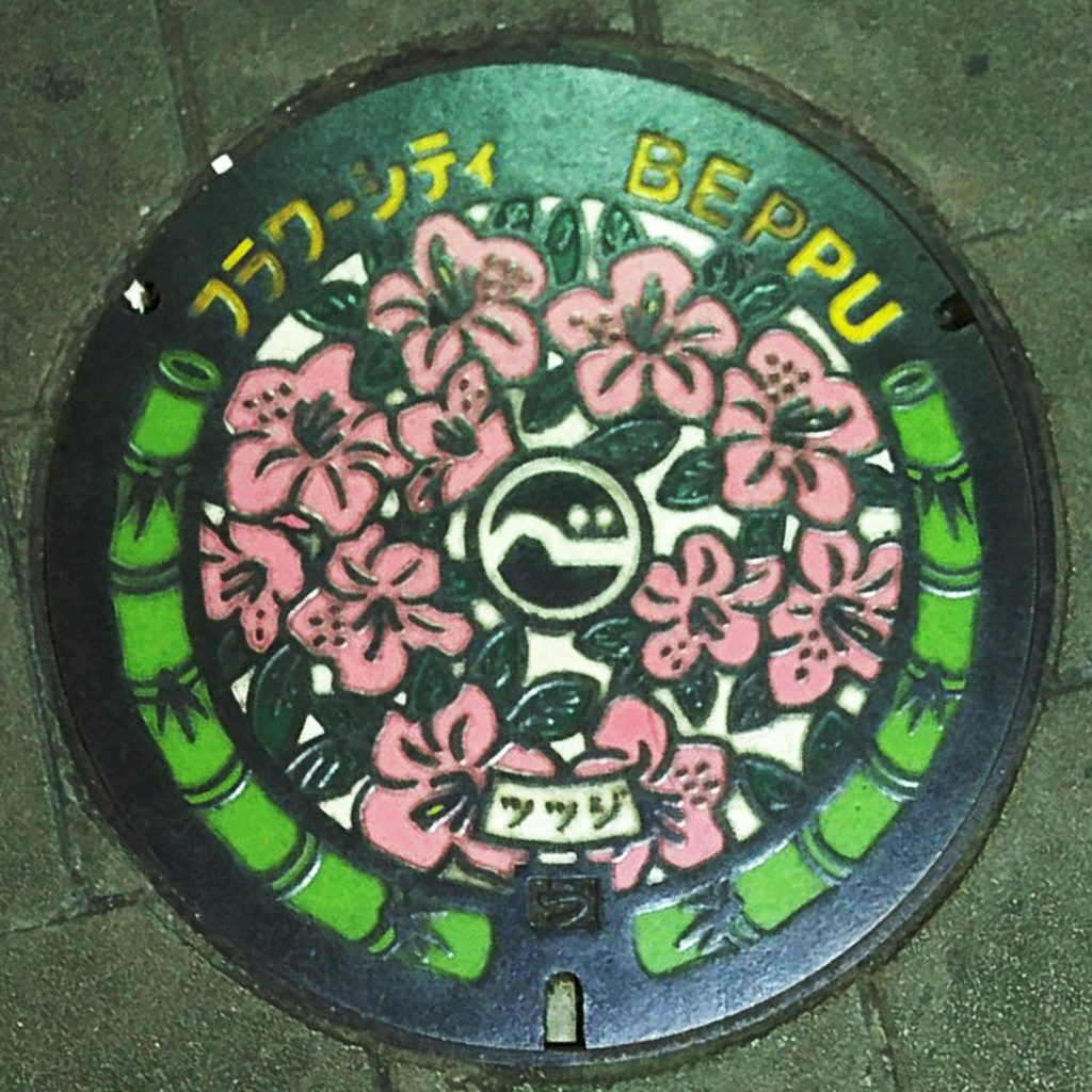 Plaque de Beppu figurant la fleur de la ville en couleur